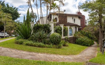 Casa com 248m², 3 dormitórios, 3 suítes, 4 vagas, no bairro Três Figueiras em Porto Alegre para Comprar