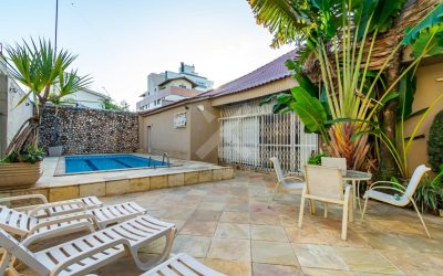 Casa com 420m², 5 dormitórios, 2 suítes, 5 vagas, no bairro Jardim Lindóia em Porto Alegre para Comprar