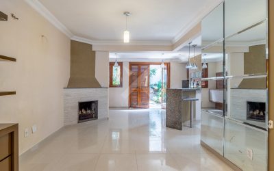 Casa com 226m², 4 dormitórios, 1 suíte, 2 vagas, no bairro Chácara das Pedras em Porto Alegre para Comprar
