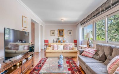Apartamento com 144m², 3 dormitórios, 1 suíte, 2 vagas, no bairro Moinhos de Vento em Porto Alegre para Comprar