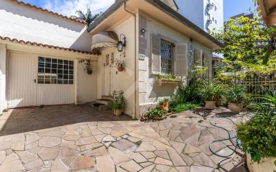 Casa com 455m², 3 dormitórios, 2 suítes, 4 vagas, no bairro Petrópolis em Porto Alegre para Comprar
